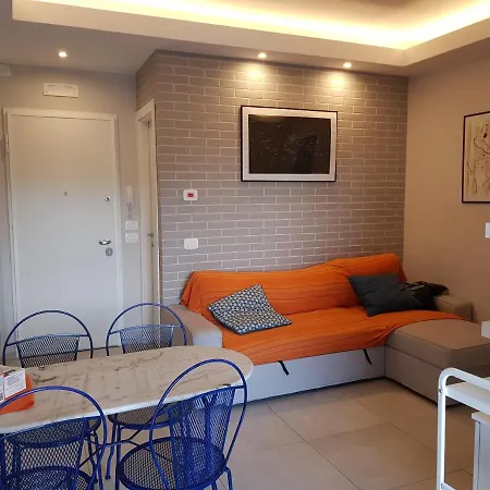 Modern Flat With View & Private Beach! Toscolano Maderno