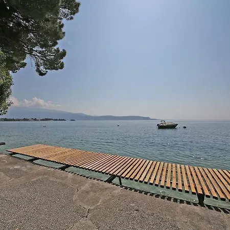 Modern Flat With View & Private Beach! Apartment Toscolano Maderno